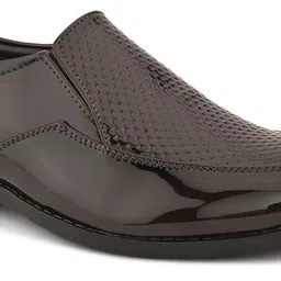 INVICTUS Men Textured Round Toe Loafers image 2