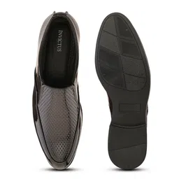 INVICTUS Men Textured Round Toe Loafers image 5