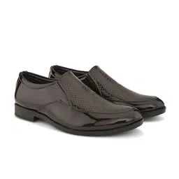 INVICTUS Men Textured Round Toe Loafers image 3
