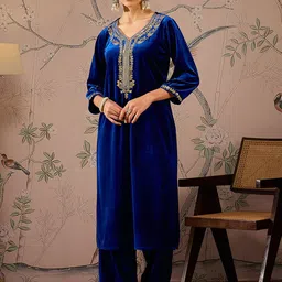 Shae by SASSAFRAS Floral Embroidered V-Neck Three-Quarter Sleeves Sequinned Velvet Kurta image 5
