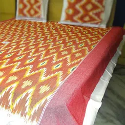 SR HANDLOOMS AND TEXTILES Red Printed Pure Cotton Queen Bedsheet With 2 Pillow Covers image 2