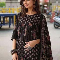 GoSriKi Women Floral Printed Tiered Kurta with Trousers & Dupatta image 5