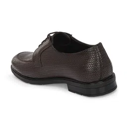 INVICTUS Men Textured Round Toe Formal Derbys image 3