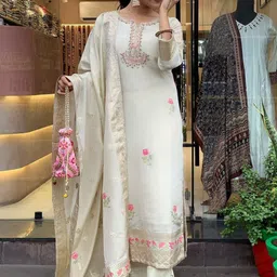 FAST FASHIONS Women Floral Embroidered Regular Thread Work Kurta with Trousers & With Dupatta image 4