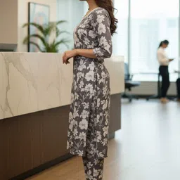 Varanga Women Floral Printed Regular Kurta with Trousers image 4