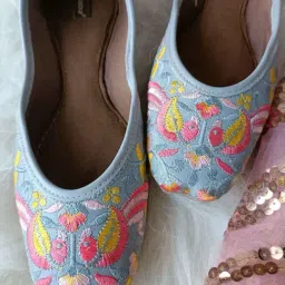 Desi Colour Women's Grey Ethnic Juttis-picture-22