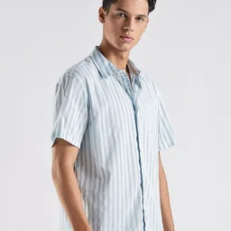 Calvin Klein Jeans Men Relaxed Fit Vertical Striped Spread Collar Pure Cotton Casual Shirt image 2