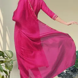 DIVASTRI Floral Embroidered V-Neck Gotta Patti Straight Kurta With Trousers And Dupatta image 4