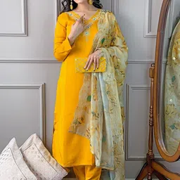 CANIZZARO Women Floral Regular Thread Work Kurta with Trousers & With Dupatta image 3