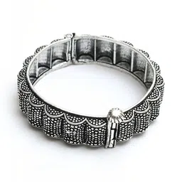 JOHARKAMAL Silver-Plated Openable Bangle image 2