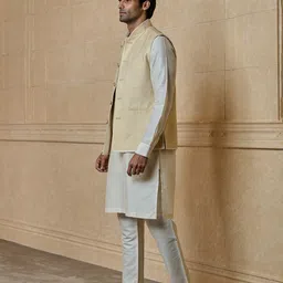 Tasva Men Regular Kurta with Churidar image 4