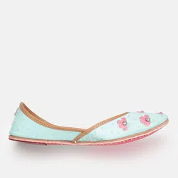 House of Pataudi Floral Embroidered Ethnic Mojaris image 4