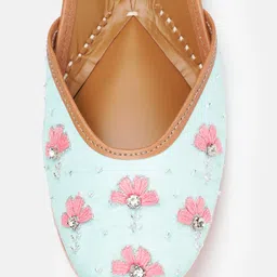 House of Pataudi Floral Embroidered Ethnic Mojaris image 5