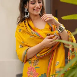 FAST FASHIONS Women Floral Printed Regular Kurta with Trousers & With Dupatta image 4