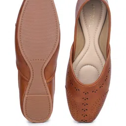 TRASE Women Tan Textured Mojaris Flats image 5