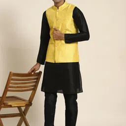 SOJANYA Men Black Kurta with Churidar image 2