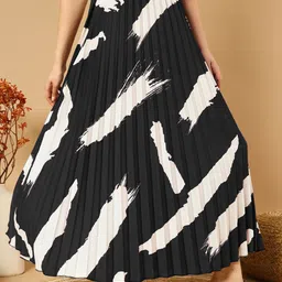 OTABU  Printed Pleated Flared Maxi Skirt image 2