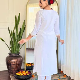 CHANDALIYO Floral Embroidered Notch Neck Thread Work Straight Kurta With Trouser & Dupatta image 3