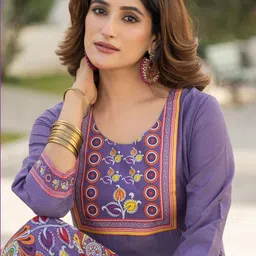 DRESOUL Floral Printed Round Neck Straight Kurta With Trousers & Dupatta image 3