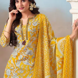 Varanga Women Floral Printed Regular Kurta with Trousers & With Dupatta image 3