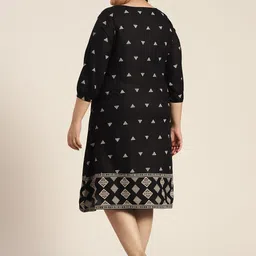 Sztori Plus Size Women Black & Off White Geometric Print Pleated A-Line Midi Dress image 4