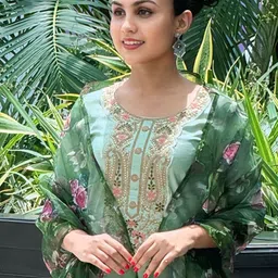 VredeVogel Ethnic Motifs Embroidered Patch work Round Neck Kurta with Trouser & Dupatta image 4