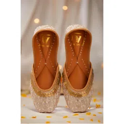 House of Vian Aabroo Gold Juttis-image-12