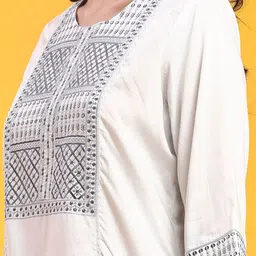 V-Mart Geometric Embroidered Thread Work Round Neck Straight Cotton Kurta image 3