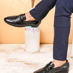 INVICTUS Men Textured Round Toe Formal Loafers image 3