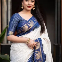 Yanthistore Checked Woven Design Zari Saree image 2