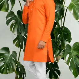 vastra Men Solid Cotton Blend Straight Kurta image 3