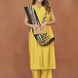 MINGORA Women Regular Kurti with Palazzos & With Dupatta image 5