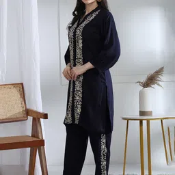 House of Pataudi Floral Embroidered Tunic With Trousers Co-Ords image 3