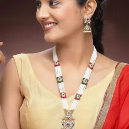 KARATCART Gold-Plated Kundan-Studded & Beaded Jewellery Set image 4