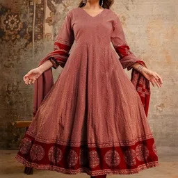 DIVASTRI Chevron Printed V-Neck Panelled Anarkali Kurta With Trousers & Dupatta image 4