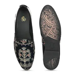 House of Pataudi Men Embellished Round Toe Mojaris image 5