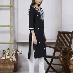 SHREE LAXMINARAYAN EXPORT Embroidered V-Neck Calf-Length Kurta image 2