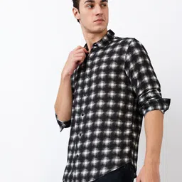 SPYKAR Men Spread Collar Checked Casual Shirt image 4
