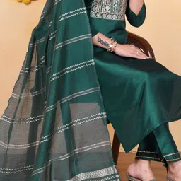 AVNISA ENTERPRISE Women Ethnic Motifs Embroidered Kurta with Trousers & Dupatta image 2