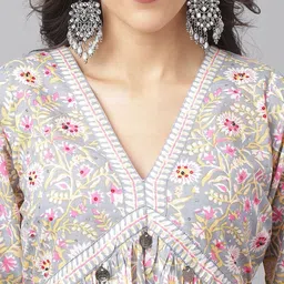 Asparsh Women Floral Printed Cotton Kurta with Trousers & Dupatta image 4