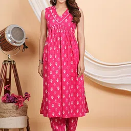 TULSILICIOUS Floral Printed Pleated Sleeveless Pure Cotton A-Line Kurta With Trousers-picture-39