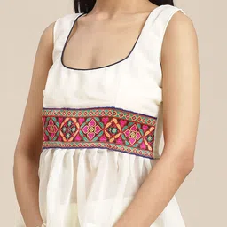 RAJGRANTH Bandhani Kutchi Embroidery Pure Georgette Half and Half Bandhani Saree image 5