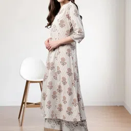 NAVYAAZRI Women Floral Printed Regular Pure Cotton Kurta with Palazzos image 3