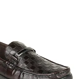 BRITMEN Men Textured Leather Loafers image 5