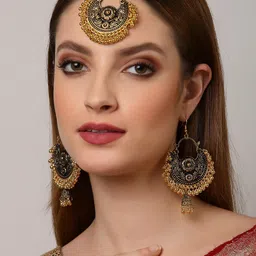 Arrabi Black & Gold-Toned Oxidised Kundan Studded Maang Tikka & Earrings Set-picture-22