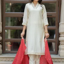 ASPORA Bandhani Embroidered Sequinned V-Neck Kurta with Trousers &  Dupatta image 5