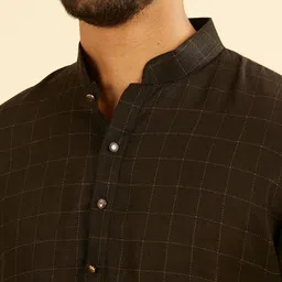 Manyavar Men Striped Linen Long Kurta image 3