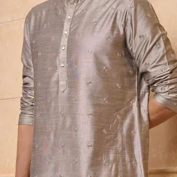 Tasva Men Floral Embroidered Band Collar Regular Kurta With Trousers image 3