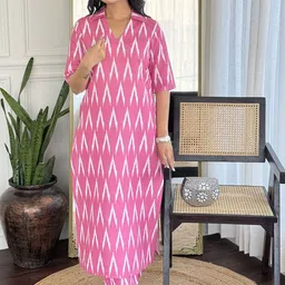 DIVASTRI Women Printed Regular Kurta with Trousers image 3