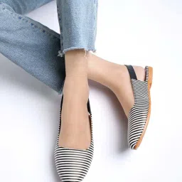 Shoetopia Kids Black & White Back Strap Sandals image 1